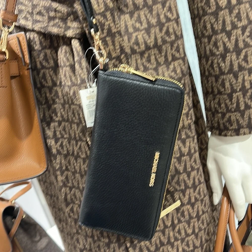 MICHAEL KORS LARGE TRAVEL CONTINENTAL WRISTLET WALLET PHONEHOLDER BLACK /Gold